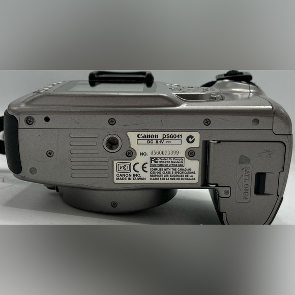 CANON 📷 EOS Digital Rebel 6.3MP Camera /EOS 300D - DS6041 With Charger- Silver - Picture 3 of 9